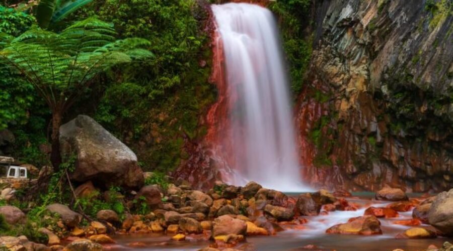 Blood Falls Hike: Rust-Colored Cascade of the Cascades