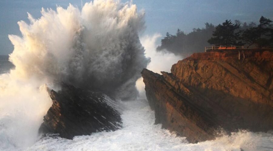 Oregon coast storm watching: Safety & Best Viewpoints